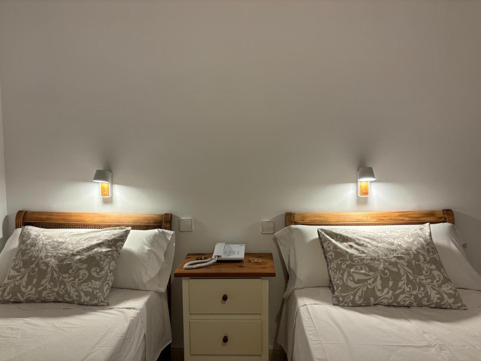 Hostal Barrera Madrid Esterno foto