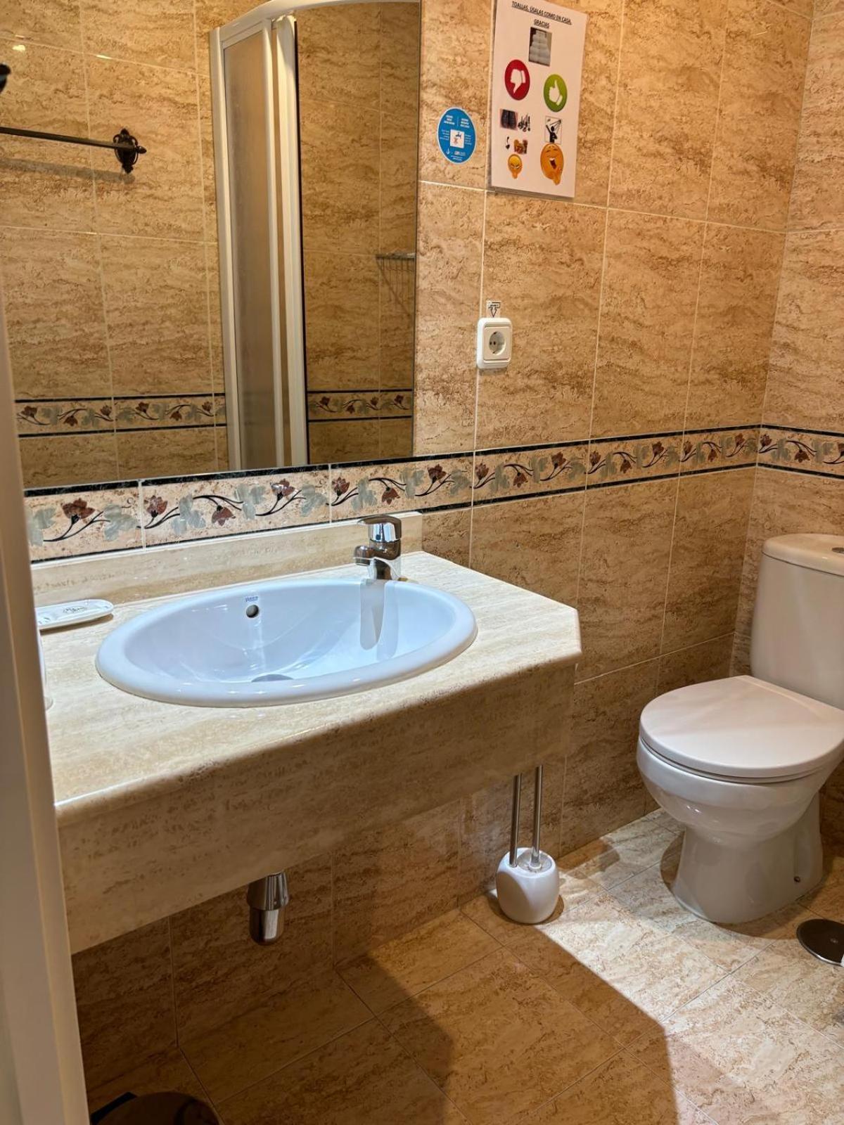 Hostal Barrera Madrid Esterno foto