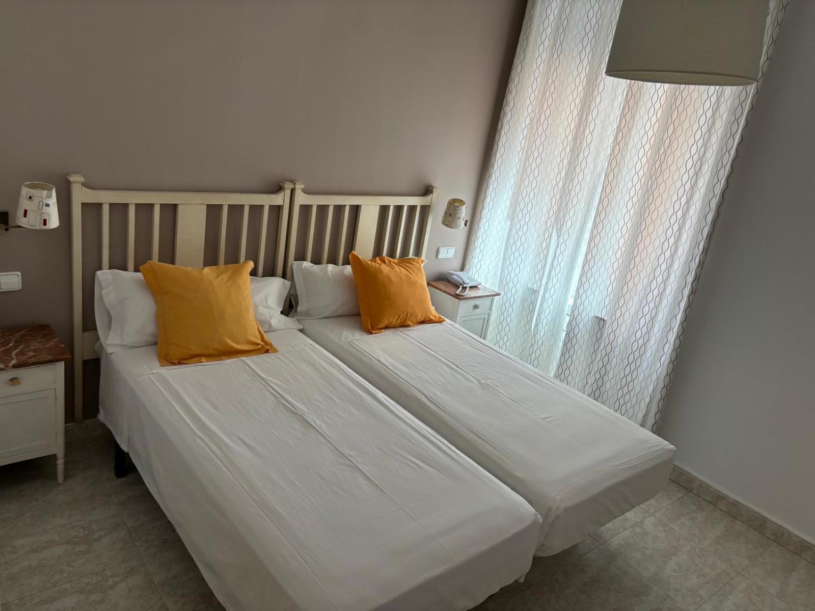 Hostal Barrera Madrid Esterno foto