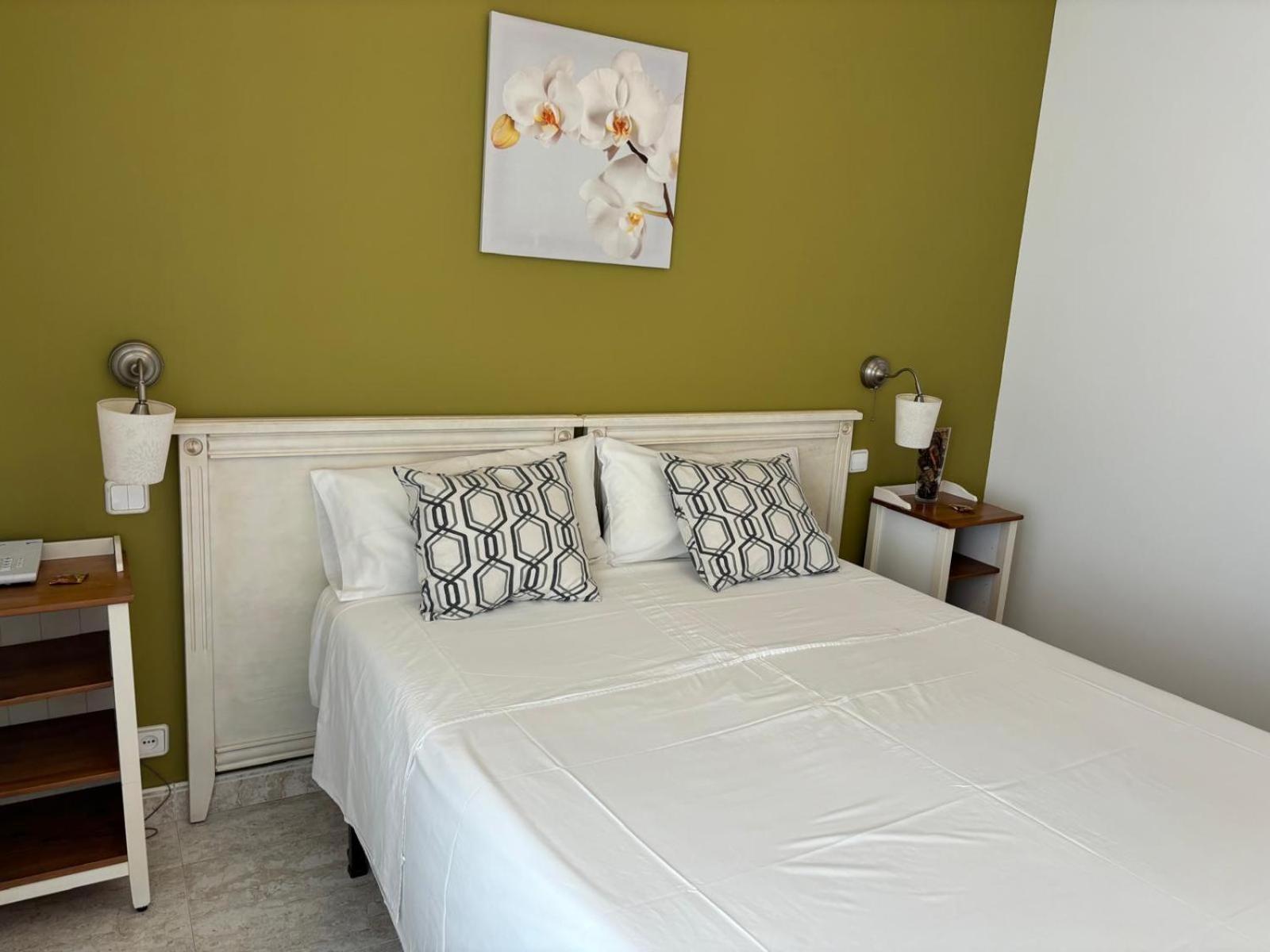 Hostal Barrera Madrid Esterno foto