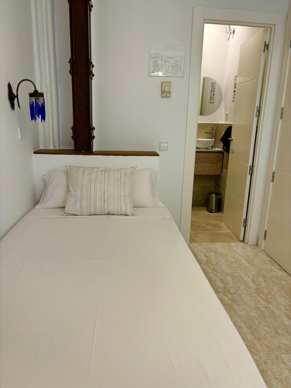 Hostal Barrera Madrid Esterno foto
