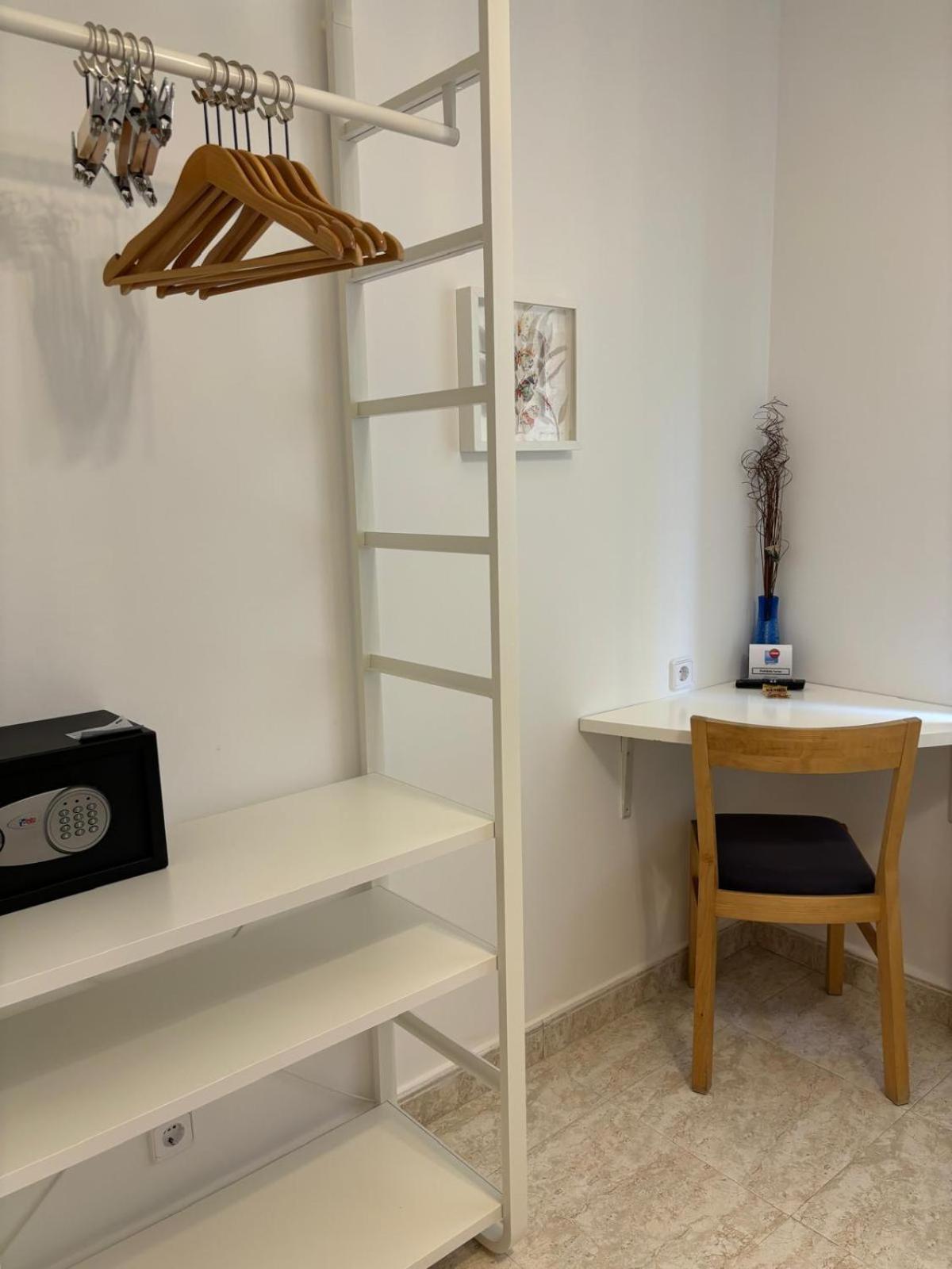 Hostal Barrera Madrid Esterno foto